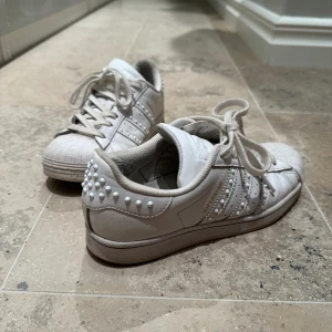 Säljer Stan Smith - Säljer mina Stan Smith i modellen superstar, vita med nitar på! ☺️🥰Inköpta för ca 2760kr men säljer för betydligt mindre. Skriv vid intresse! I storlek 38-39..🙏
