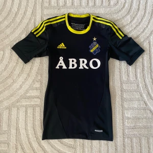 AIK FOTBOLLSTRÖJA  - ORIGINAL AIK HEMMA/ 2012-2013  STORLEK: S PRIS: 499 SEK   OBS! Produkten stryks innan den fraktas iväg. Vid köp eller funderingar kontakta oss.   Instagram: @beyondthekits EJ REPLIKA #aik#adidas
