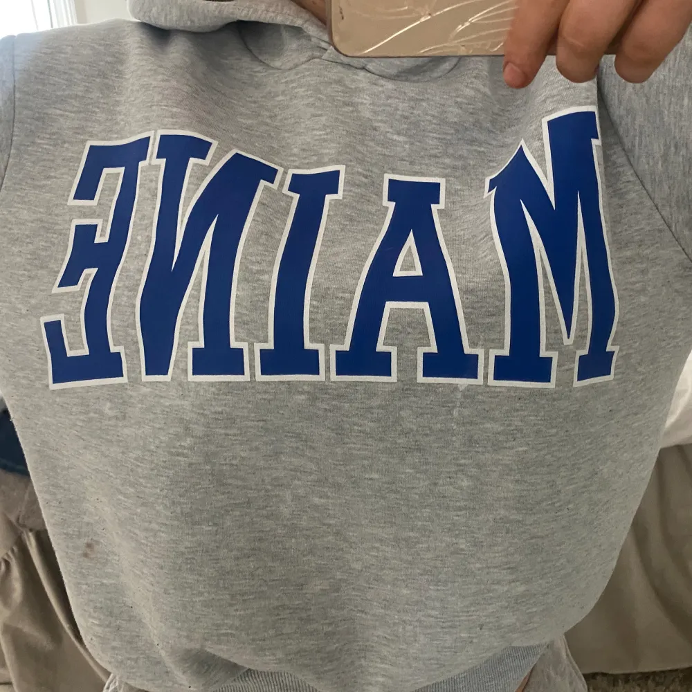 Super gosig hoodie som det står ”MAINE” på💗 Från Gina tricot 💗. Hoodies.