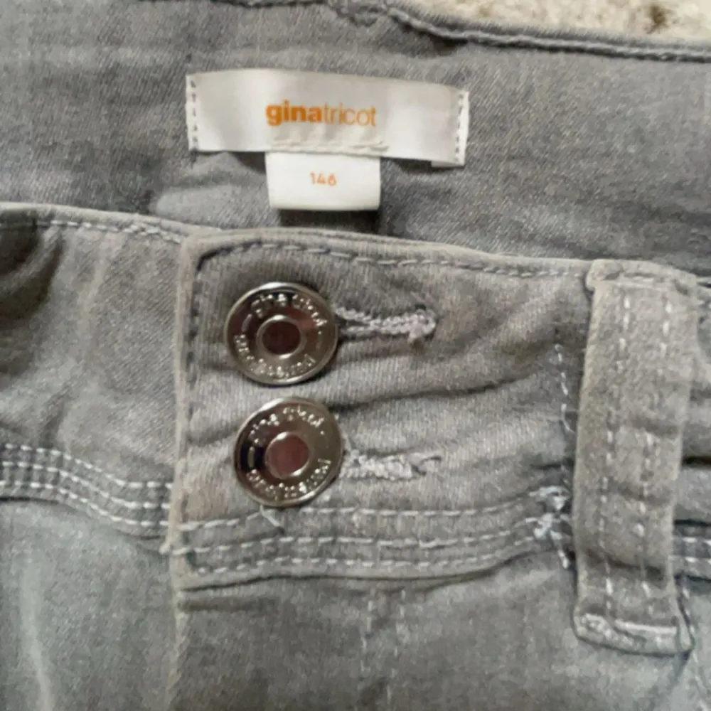 Ljusgråa jeans från Gina Young. I storlek 146🤍. Jeans & Byxor.