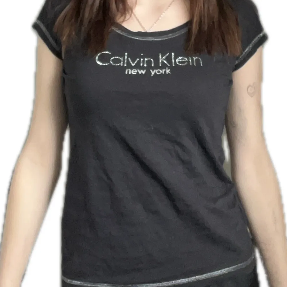 Super snygg Calvin Klein t shirt men coola detaljer 😻. T-shirts.