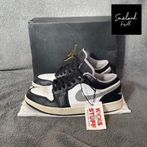 Air jordan 1 lows i en ovanlig färgkombination som är svår o få tag på nu förtiden💯 Perfekta nu till sommaren!| Storlek: 40 | Skick: 6/10 (mycket kvar att ge)⭐️ | Pris: 349 kr (diskuterbart) | Köpta från kicks and stuff för 2100 kr |🍾Hör av er🤝