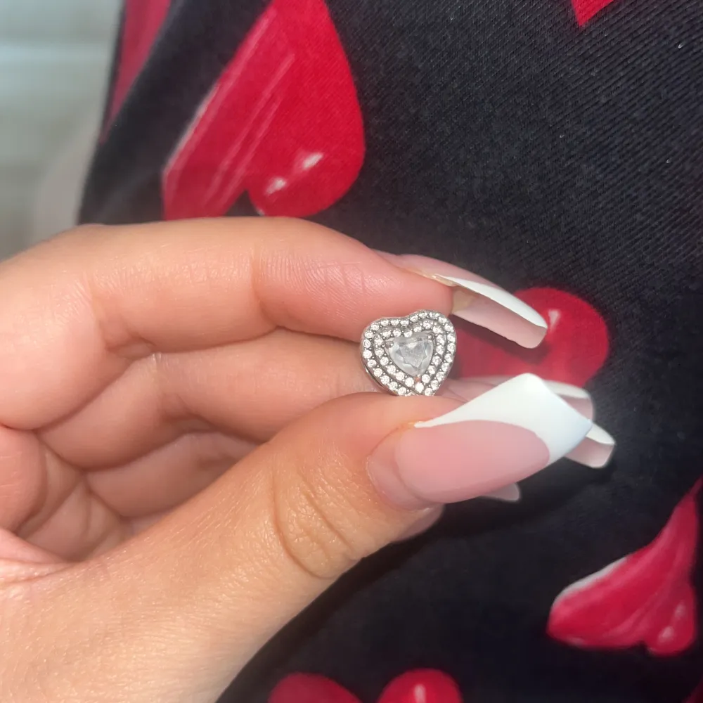 Säljer min jättefina pandora berlock. Jättebra skick på berlocken inte rostig. Original pris 799 säljer för 699🎀. Accessoarer.