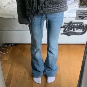 Bootcut - Blåa Bootcut från gina. Köpta för superlängesen men knappt använda. Hör av er om ni undrar något💘