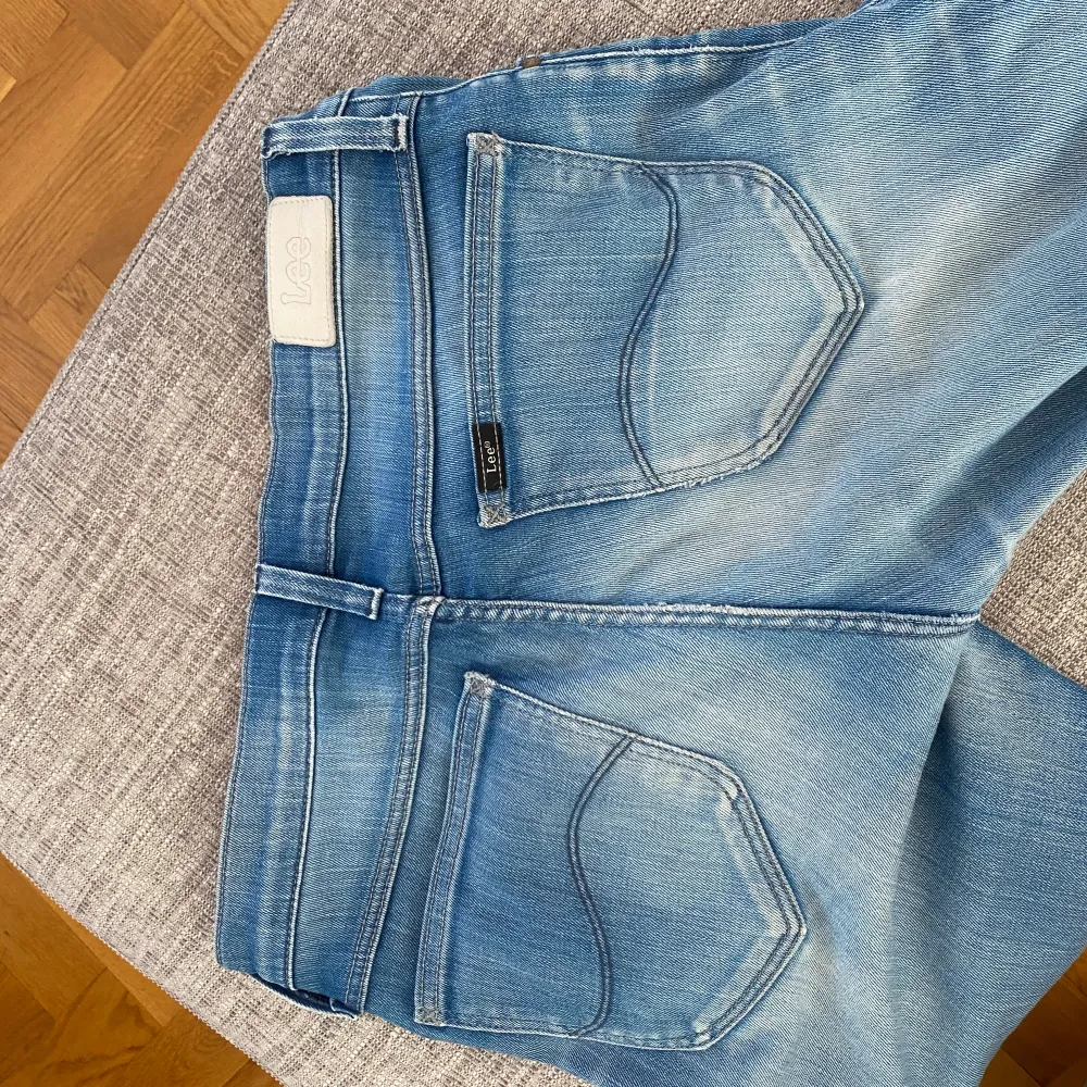 Säljer dessa Lee jeans när jag knappt använder dom. 💗 Dom är i bra skick och har inget slitage. Kom dm för funderingar! ☺️. Jeans & Byxor.
