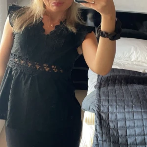 Söt svart sommartopp med volangärm - Superfin topp med stickade mönster och volangärm, knappt använd🫶🏼