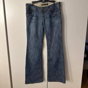 Så snygga vintage jeans från märket K&N. Säljer då det tyvärr inte passar mig.❤️ Innerbensmått: 84cm Midjemått: 39cm