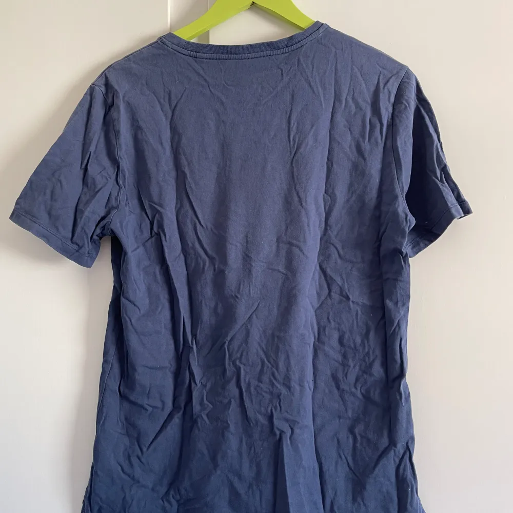 Fin blå T-shirt 💙  (Tips! Köp med bundle för att spara på den frakten🔥! In och fynda fler plagg i flödet👑😉). T-shirts.