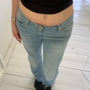 Super snygga vintage levis jeans Står ingen storlek men jag är 160cm och brukar ha storlek 34-36 i andra jeans. Insydda i midjan där bak! ❤️