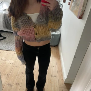 Urban outfitters kofta - Så fin stickad kofta från Urban outfitters, inga tecken på använing💞😊 (pris är exklusive frak)