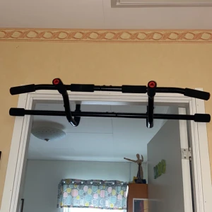 Pull up bar adidas (doorgym) - Här är en pull upp bar från adidas som går på nypris 700-800 kr. knappt använd söker 480kr 8 olika greppmöjligheter Passar till vilken normal dörr somhelst och kan tåla upp till 110kg. Monteringsbar (enkelt att ta med sig)  Pull upp variationer, arm