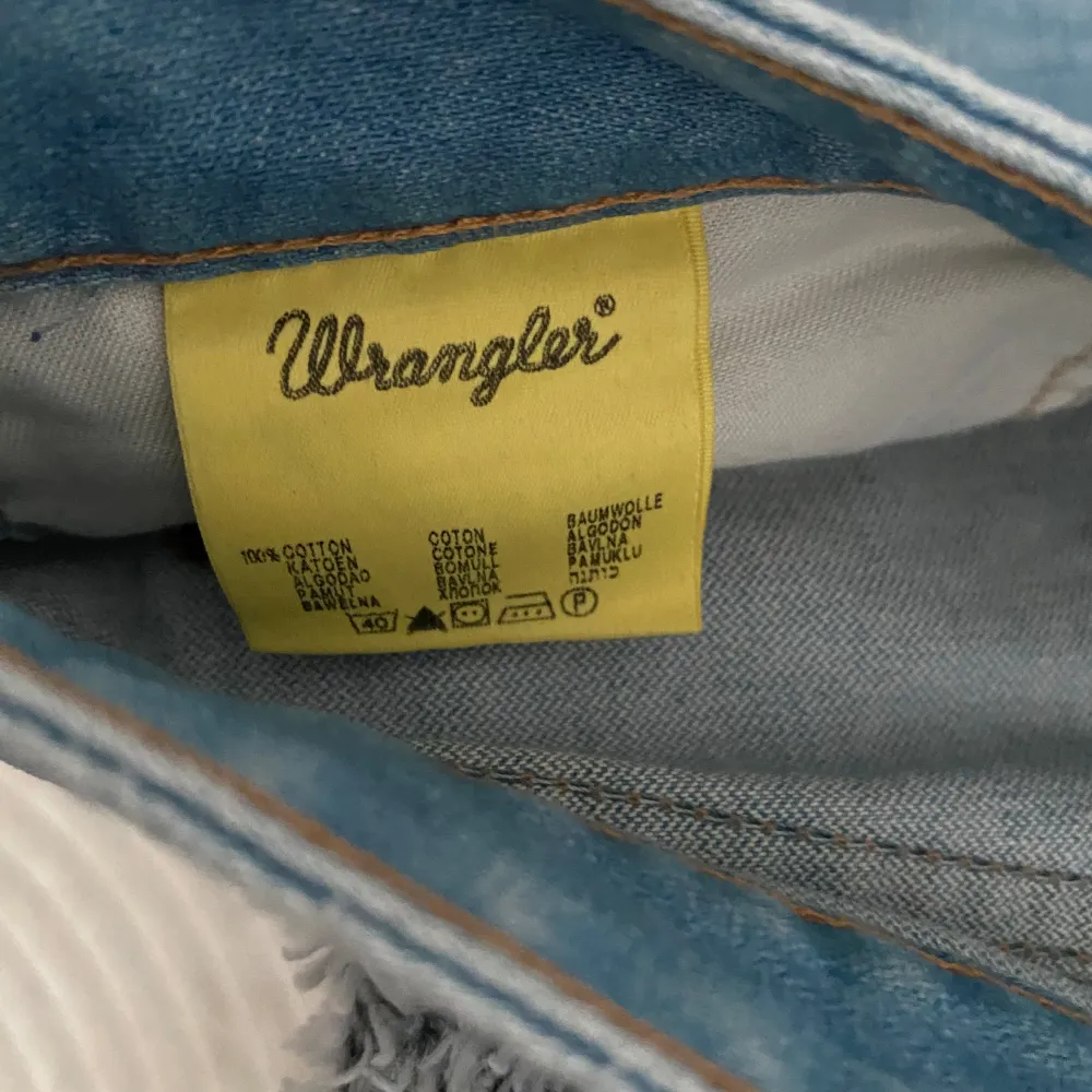 Säljer lågmidjade jeans från Wrangler, använda 1-4 gånger. Super fina. Pris kan diskuteras. Jeans & Byxor.