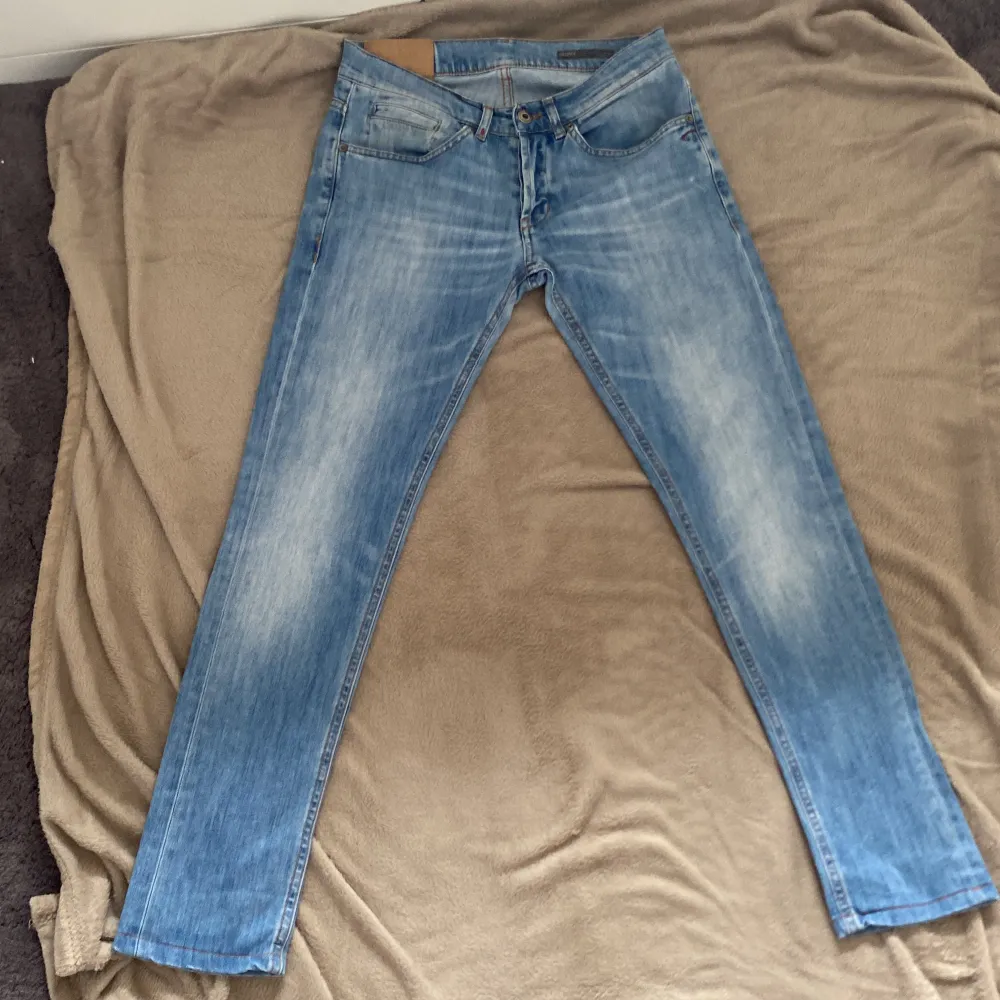 Snygga Dondup jeans i modellen George | Jeansen är i befintligt skick och bara jeansen ingår | Storleken är 31 och måtten är på längden 96cm och bredden: 36cm | Hör av er vid frågor!. Jeans & Byxor.