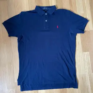 Säljer denna otroligt snygga Ralph Lauren piken som är perfekt till sommarn och i väldigt bra skick. Nypris runt 1200 mitt pris 399, pris kan diskuteras! Fler pikéer finns i profilen!