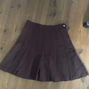 Säljer denna bruna kjol. Midjemåttet tvärs över är 32 cm. Köpt ifrån hm, använd fåtal gånger. Kontakta mig privat vid frågor eller intresse