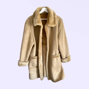 vintage pälskappa  - jättefin vintage pålskappa köpt på humana som tyvärr inte riktigt kommer till användning längre. perfekt till vintern 🫶🏼