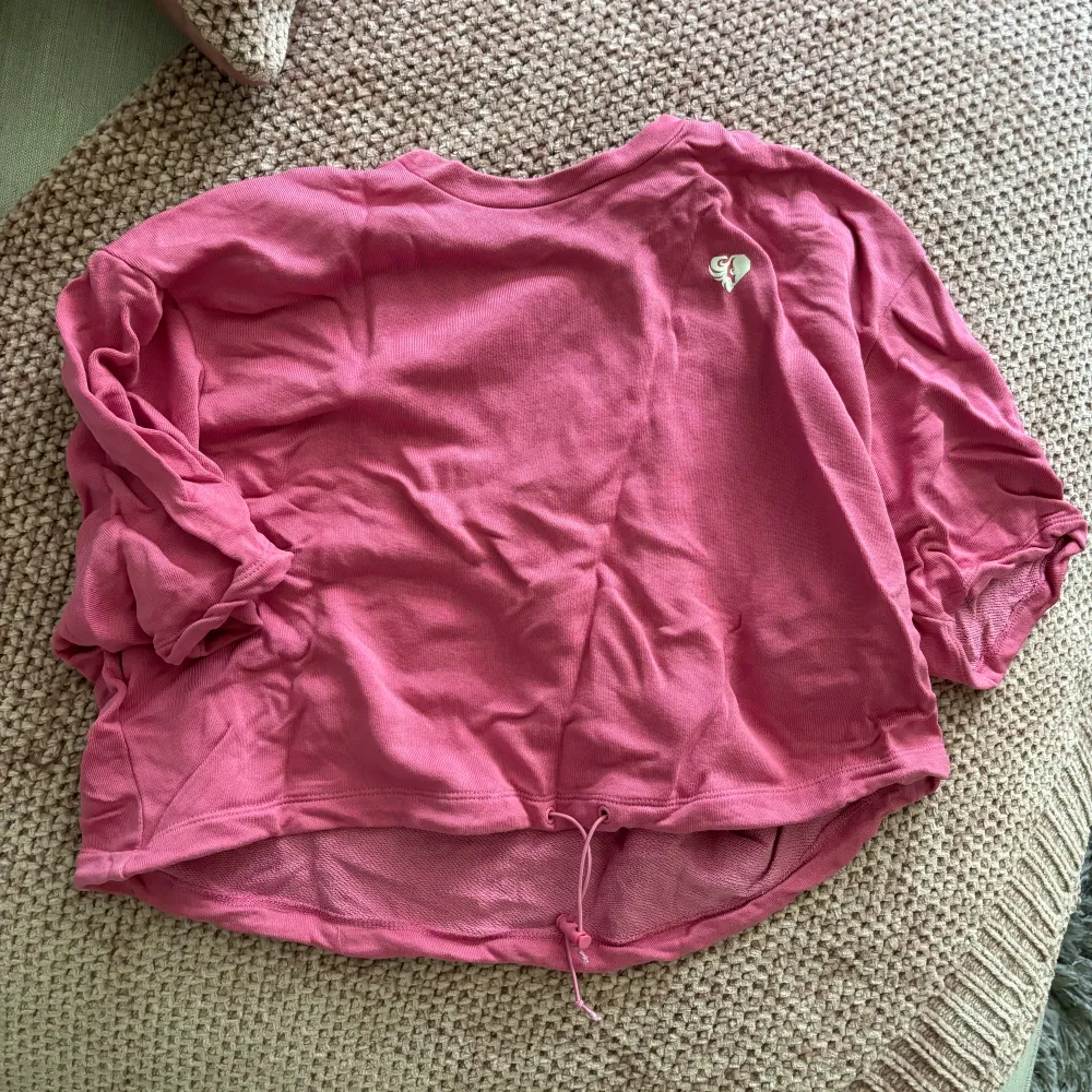 Womens best Power Crop Top  Storlek: S Färg: Phlox Pink  Använd ett fåtal gånger, inga fel.  Säljes för att jag måste rensa ut hemma. Har för mycket träningskläder! Alltså inga fel på dessa.   . Toppar.