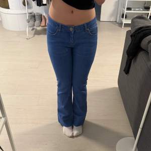 Snygga jeans från Second Female, low waist bootcut. 💗 uppsydda så kan bli ca  10cm längre om man tar bort stygnen