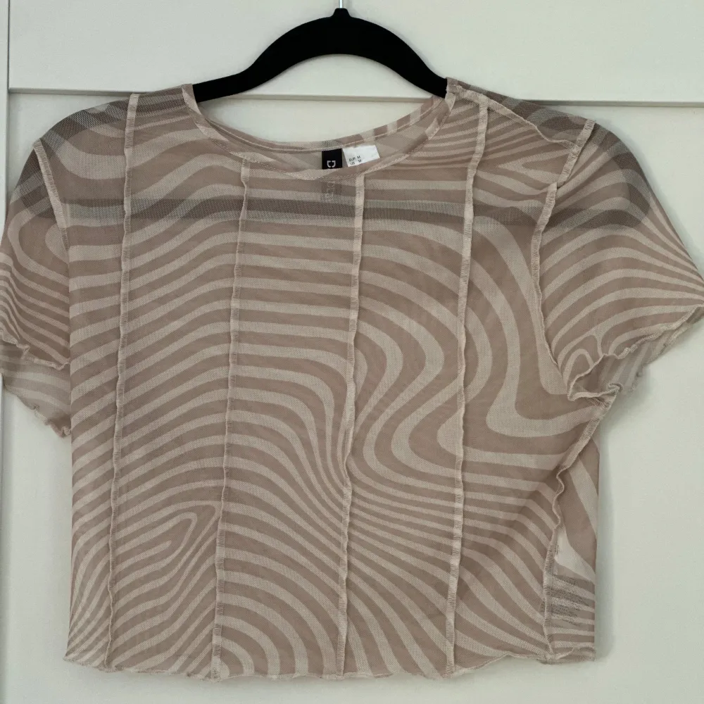 Beige t-shirt från Devided i storlek M🦦 Säljer denna söta topp nu då den aldrig blev använd. Den är alltså i nyskick men utan prislapp! . T-shirts.