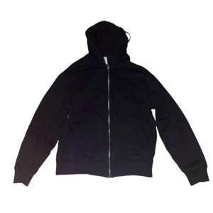 Baggy Y2K zip hoodie size S en ganska simpel svart hoodie med snyggt emblem bak