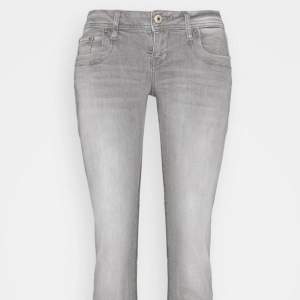 Säljer mina gråa Ltb jeans i modellen valerie då de inte är min stil längre och att de tyvärr inte passar mig💗 tveka inte på att ställa frågor❤️
