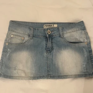 Lågmidjade jeanskjol - Söt jeanskjol som är lågmidjad, bra skick! 💕midjemått:76cm längd:25.5cm