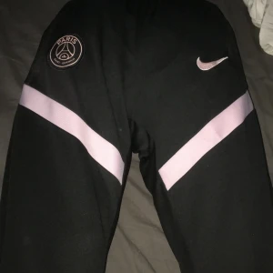 Psg byxor - Säljer mina svart rosa psg byxor för 450, är nt säker p vad de är för storlek men passar mig som brukar ha storlek s-m i byxor