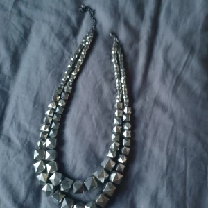 Kub(?) Halsband - Gjord av en massa kuber i olika storlekar, gammal men funkar