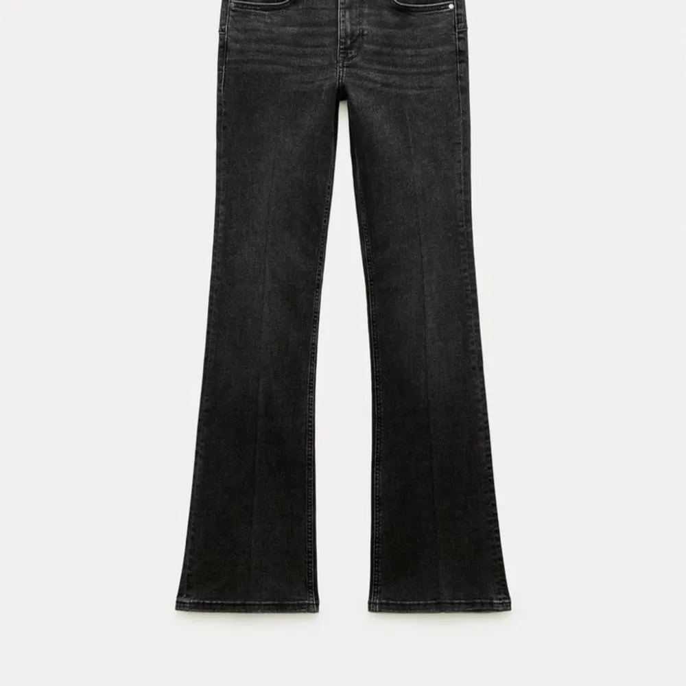 Bra skick, färgen är lite mer grå i verkligheten än på sidan. Små i storleken! Köpta för 399🩷. Jeans & Byxor.