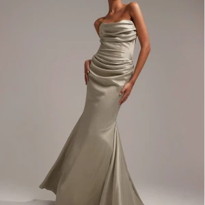 Balklänning slutsåld - Såå vacker balklänning från ASOS som är helt slutsåld! Säljer då jag beställde i två färger och valde den andra, och att jag inte hann skicka tillbaks. Har kvar lappar och orginialförpackningar, endast testad! Pris kan diskuteras vid snabb affär!