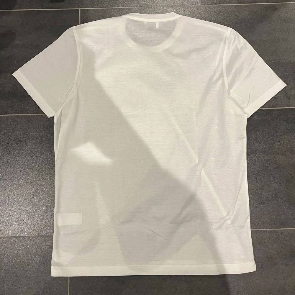 Hej, jag säljer min helt nya Eton t shirt. Inga fläckar eller något och riktigt snygg. Den är lite genomskinlig men så är eton design.  Nypris: 1299 Skick: 10/10. T-shirts.