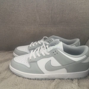 Nike dunk low retro mens grey white  - Helt nya gråa dunks, ej använda. Skick 10/10, pris kan diskuteras. Kan mötas eller frakta.
