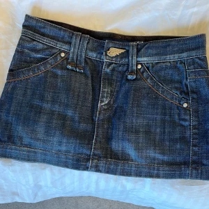 Mini Jeanskjol - Jätte fin mörkblå jeanskjol, säljer då den tyvärr är lite för liten.