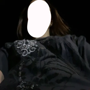 Cool T-shirt - Oversized T-shirt med rhinestone kors och många detaljer. Jättebra skick, skriv för fler bilder!💗