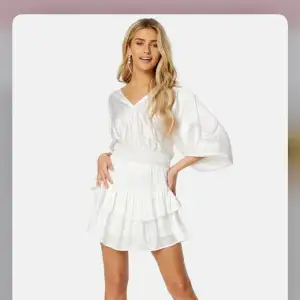 Säljer en helt oanvänd studentklänning/skolavslutningsklänning ifrån Bubbleroom. Endast testad och med prislapp kvar. Köpt för 200 kr säljer för 150 kr🩷