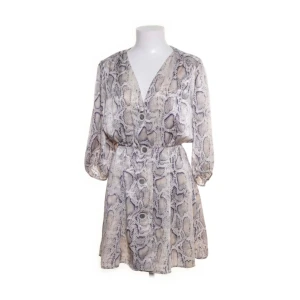 klänning - skitsöt klänning från zara, krokodilmönster! tunt skönt material!! skriv privat för egna bilder 💗tryck gärna köp nu!💗