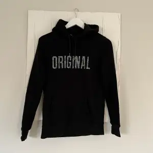 Supersnygg svart hoodie med broderier på framsidan. Använd men hel och fin, säljer då den är för liten för mig nu. Har fått många komplimanger när jag haft denna! 💞