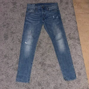 G-star raw - Tjena säljer dessa riktigt feta gstar med skön tvätt🍾 storleken är w31 L32 och passformen är slim fit.  Bara höra av sig om du har någon fråga