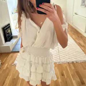 Så fin vit klänning, perfekt till både student och vardag. Köpt i Paris så vet inte riktigt märke. Är ca 168cm. Klänningen har knytband så man bestämmer lite själv hur den ska sitta💐💐