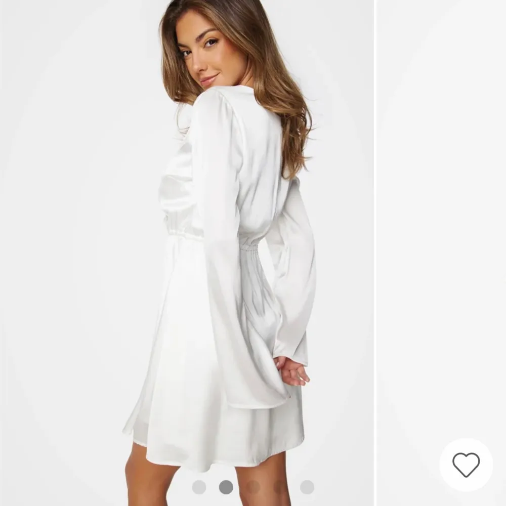 Oanvänd vit klänning, nypris 599kr. Klänningar.