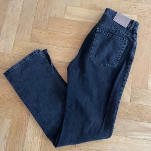 Grå/svarta jeans med slits på utsidan. Använd fåtal gånger, storlek 40🩵