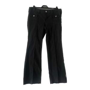 Lågmidjade bootcut jeans från h&m🖤storlek 44 Inga bilder på! (Färgen är lite urtvättad tyvärr)