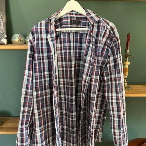 Riley skjorta  - Helt oanvänd Riley skjorta som är perfekt till våren och sommaren  Ny pris 750, mitt pris 189