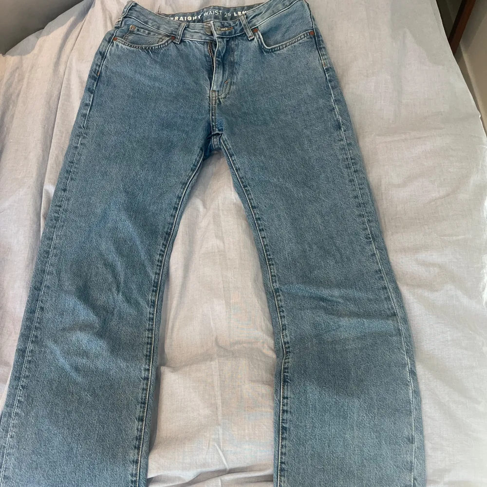 Säljer mina jeans från bikbok som är i storleken waist 25 och längden 32, säljer nu då de inte passar mig längre, de är i gott skick. Jeans & Byxor.