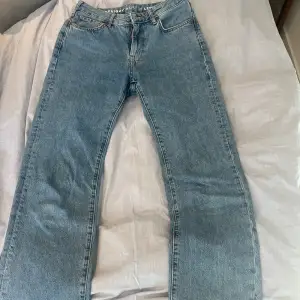 Säljer mina jeans från bikbok som är i storleken waist 25 och längden 32, säljer nu då de inte passar mig längre, de är i gott skick
