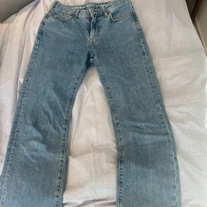 Low waist jeans  - Säljer mina jeans från bikbok som är i storleken waist 25 och längden 32, säljer nu då de inte passar mig längre, de är i gott skick