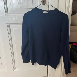 Stickad tröja - Superfin marinblå stickad tröja från J. Lindeberg i väldigt bra skick. Gjord i 70% merinoull och 30% Kashmir. Passar XS/S. 