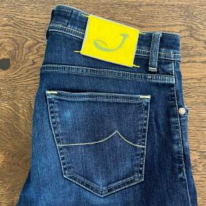 Säljer dessa slim jeans från Jacob Cohën I storlek 34 men passar egentligen 32-33. Modellen på jeansen är 622. Jeansen är som nya. Skriv om du har några frågor.