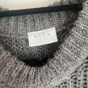 Stickad tröja  - Säljer en stickad tröja, färgen är mörk grå och har coola hål på armarna, öppen för prisförslag vid snabb affär 