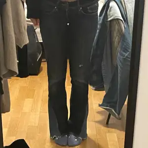 Ett par lågmidjade blåa jeans. Har sytt till tygbit på jeansen själv för att få bootcut❤️